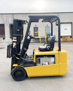Chariot élévateur électrique Caterpillar EP20KT 2005 à 3 roues avec une capacité de 3950 lb - Product Image 1