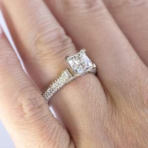 Princess Cut Pave Set Anillo de compromiso para mujer - Product Image 3