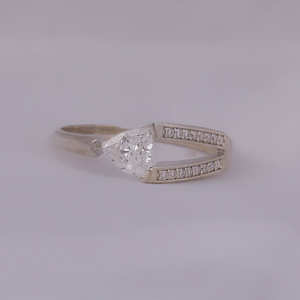 Bague de fiançailles à tige fendue sur un côté coupé en trillion minuscule laboratoire cultivé 14KT or massif 0.5-0.75 TCW pavé réglage certificat IGI - Product Image 1