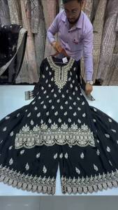 เสื้อปักลายและพาลาซโซปักลายลำดับเฟนดี้กับงานเย็บปักถักร้อยลำดับเฟนดี้ - Product Image 4