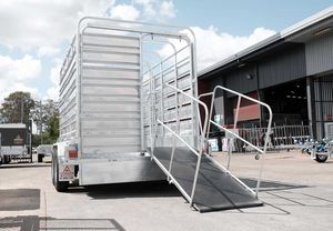 Remorque à bétail en aluminium à 2 axes avec parois latérales amovibles, transport de bovins avec rampe, capacité de charge de 1001 à 2000 kg - Product Image 4