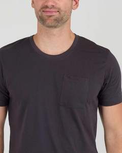 T-shirt pour homme Signature, toucher doux, circulation d'air, coupe régulière, tricot lisse, forme flexible, drapé léger, maintien solide, confort frais, quotidien - Product Image 1