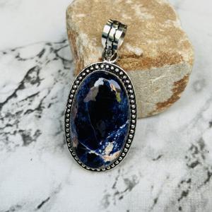 Collier élégant en sodalite avec pendentif en pierre de lune taille princesse, monture unique, en or, bijoux fins pour femme, très tendance pour les soirées - Product Image 2