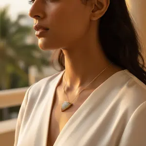 จี้เพชรรูปสามเหลี่ยมชุบทองสำหรับผู้หญิง ของขวัญสุดหรูสำหรับโอกาสพิเศษ - Product Image 2