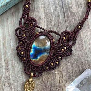 Nouveauté Collier en macramé vintage fait main avec pierre de labradorite sertie en forme ovale Taille 20 à 30 mm Pendentifs Chaînes Bijoux - Product Image 1