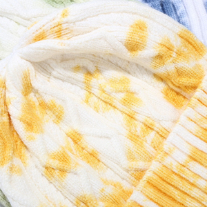 Bonnet tricoté d'hiver multicolore avec broderie 3D pour la plage et les affaires. - Product Image 6