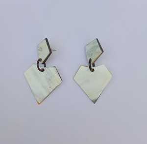 Pendientes de aro de cuerno de Búfalo con forma de triángulo, joyería geométrica ligera de cuerno Natural hecha a mano para un estilo y moda únicos - Product Image 1