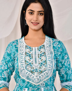 ชุด kurti และกางเกงเครปผ้าไหมสีฟ้าที่ทันสมัยมีรายละเอียดที่สวยงามลูกไม้สีขาวเหมาะสำหรับสวมใส่ในโอกาสพิเศษ - Product Image 5