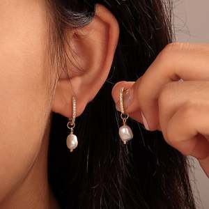 ต่างหูแบบห่วงประดับมุกบาโรกสีทอง Jeulia - Product Image 3