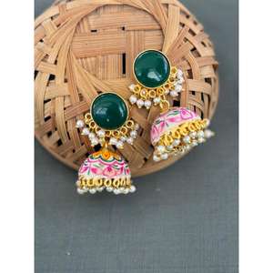 Boucles d'oreilles Meenakari Jhumka fabriquées à la main avec goujon en pierre verte et gouttes de perles bijoux traditionnels en émail indien pour femmes - Product Image 2