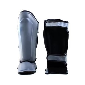 Espinilleras de Cuero 100% Profesionales para Entrenamiento de Muay Thai y Kickboxing - Protección Ligera de Pakistán - Product Image 1