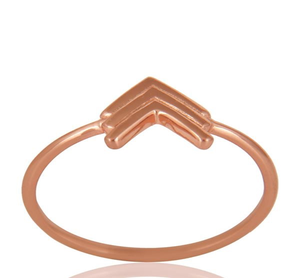 Arrow of Elegance Anillo de Latón chapado en oro con flecha pequeña - Product Image 1