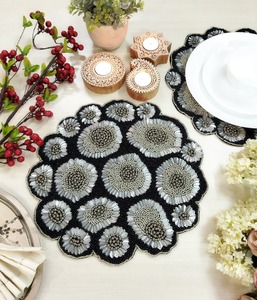 Sous-plat rond en perles de nacre blanche, bord festonné, travail de perles, sous-plat artisanal de luxe pour la décoration de table de mariage et d'occasions festives - Product Image 4