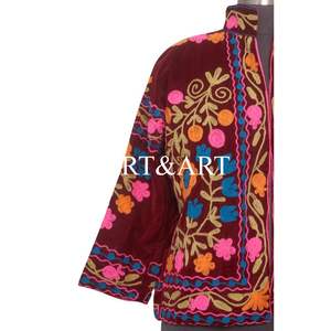 Chaqueta Acolchada Suzani de Estilo Tradicional Único para Mujer, Hecha a Mano con Tela Bordada de Algodón con Diseño Floral, Ecológica, para Otoño - Product Image 2