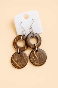 Pendientes de concha de coco de doble disco, Pendientes colgantes marrones naturales ecológicos hechos a mano, joyería sostenible ligera para mujer - Product Image 2