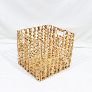 Panier de rangement carré en jacinthe d'eau rustique et écologique Artex Dong Thap avec poignées - Product Image 3