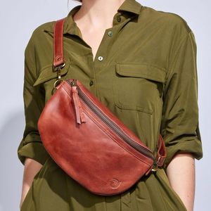 Sac bandoulière compact en cuir Norvyn - Product Image 1