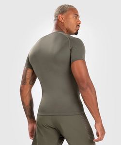 Must Have Rash Guard à manches courtes pour hommes avec haute performance extensible et protection solaire pour les sports d'extérieur - Product Image 2