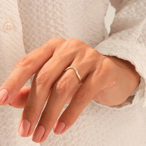 แหวนหมั้นเพชรโมอิสซาไนต์ทรงกลมเรียบง่าย ทอง 10K ดีไซน์โค้ง สำหรับใส่ซ้อนหรือใส่ทุกวัน ของขวัญสำหรับเธอ - Product Image 4