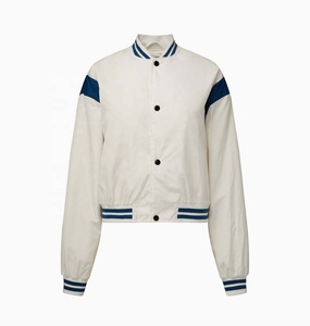 Chaqueta de bombardero de satén en blanco personalizada para mujer, venta al por mayor, chaqueta de béisbol abotonada transpirable reversible de satén universitario personalizada para mujer - Product Image 5