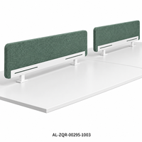 Poste de travail de bureau pour quatre personnes, avec pieds en A verts, panneaux de 25 mm et armoires intégrées, idéal pour les espaces de travail partagés modernes.