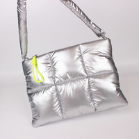 Housse pour ordinateur portable matelassée en tissu matelassé Argent métallisé Pochette de protection de transport Absorption des chocs douce Léger Accessoire de mode