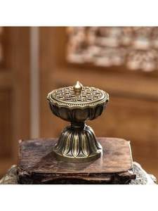 Quemador de incienso de metal con diseño antiguo tradicional perfecto para crear una atmósfera de hogar relajante, espiritual y aromática - Product Image 3