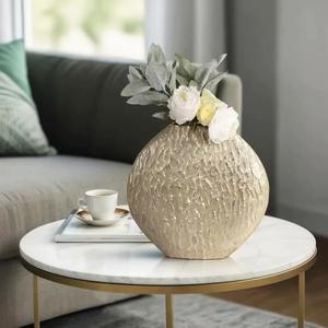 Vase en métal de déclaration avec une forme élégante unique pour la décoration intérieure de luxe et les centres de table floraux de l'Inde - Product Image 3