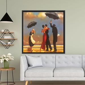 Impression sur toile Danse romantique sur la plage : Scène de pluie vintage élégante pour décoration romantique, encadrée en noir - Product Image 1