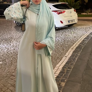 Abaya de Diseño Hecha a Mano en Dubái, en Tela de Seda Lujosa Antiarrugas para Ocasiones de Oración - Product Image 3
