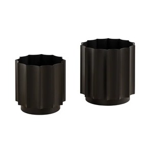 Maceta única de metal negro con diseño artístico perfecto para agregar encanto moderno a cualquier espacio interior y exterior - Product Image 1