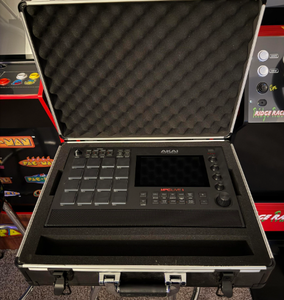 Venta de Centro de Producción Musical Profesional Autónomo MPC LIVE II con Kit de Cables - Product Image 3