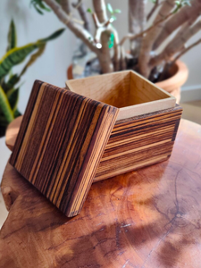 Boîte à épices en bois artisanale pour accessoires de cuisine artistiques mettant en valeur le travail d'un artisan expérimenté - Product Image 3