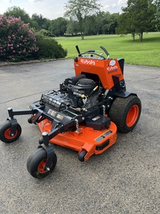 เครื่องตัดหญ้าแบบยืนขับ Kubota SZ26-52 ปี 2025 สำหรับงานพาณิชย์ ระบบ Zero Turn กำลัง 26 แรงม้า เครื่องยนต์เบนซิน V-twin ระบายความร้อนด้วยอากาศ พร้อมระบบหัวฉีด EFI สำหรับตัดหญ้า - Product Image 3
