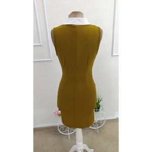 Robe courte en crêpe importé pour femme, décolleté croisé à bretelles, détail boutonné, 35373 - Moutarde - Product Image 5