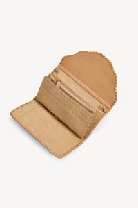 Motif de fleurs d'oiseau et d'hortensia enroulé et peint à la main et peint à la main entourant une pierre turquoise sur cuir de vache Biscuit - Product Image 5