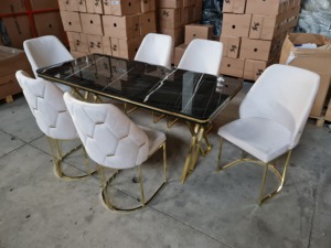 Ensemble de salle à manger moderne convertible 6 pièces avec table en MDF noir, chaises rembourrées blanches, structure dorée - Product Image 2