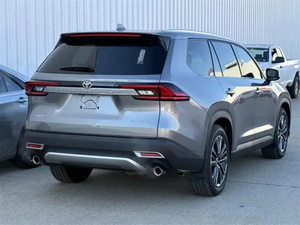 Toyota Grand Highlander Hybride Limited MAX AWD 2025 d'occasion en excellent état, SUV 7 places, intérieur cuir, roues R20, toit ouvrant panoramique, LE - Product Image 3