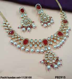 Muy demandado indio tradicional Kundan tachonado diseño ovalado corte cuadrado Kundan perla gota collar conjunto con pendientes para mujer - Product Image 2