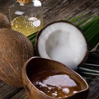 Fornecedor e fabricante de óleo de coco fracionado de qualidade premium para massagem e limpeza da pele na Índia, melhor preço de exportação