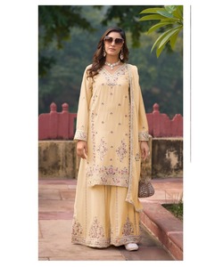 Salwar Kameez pakistanaise pour femme avec des manteaux modestes de couleur blanche avec une robe Eid Sharara en velours - Product Image 6