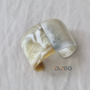 Brazalete cuadrado de 4.5 cm, semilacado, de cuerno de búfalo negro natural, hecho a mano en Vietnam - Product Image 1