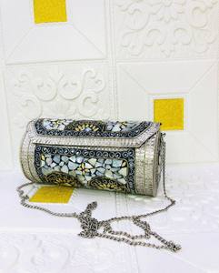 Bolso de mano con cierre de solapa metálica hecho a mano con correa de cadena, bolso informal de moda duradero, artesanía india tradicional para mujer - Product Image 5