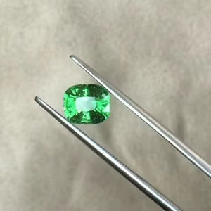 Pierre précieuse Tsavorite naturelle taille coussin 1,48 carats, qualité AAA avec lustre AAA et couleur vert vibrante, coupe et polissage parfaits - Product Image 3