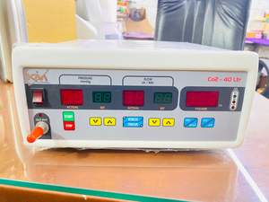 El insuflador de CO2 Kara Mediclust Rojo es un dispositivo médico que bombea gas de dióxido de carbono en las cavidades del cuerpo para cirugía invasiva. - Product Image 4