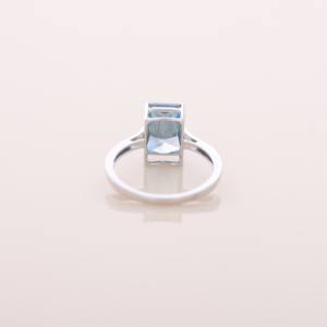 Anillo de Diamante Azul Cultivado en Laboratorio con Corte Radiante de 3.73 Quilates en Oro Blanco, Amarillo y Rosa de 18 Quilates |   Solitario de Alta Gama |   Joyería Fina - Product Image 5