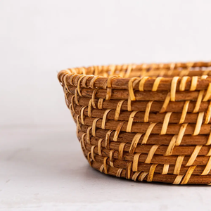 Hand woven <b>round</b> rattan, bamboo, water hycinth, seagrass <b>basket</b> for holding bread and fruit, objects. Fashionable design - Product Image 4