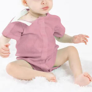 ชุดบอดี้สูทผ้าฝ้าย 100% สีชมพูอ่อน สำหรับเด็กแรกเกิด ไซส์ 4T แบบยูนิเซ็กซ์  ใส่ได้ทุกโอกาส  รองรับการใส่สาย G-Tube และสายสวน  เหมาะสำหรับเด็กที่ต้องอยู่ในห้อง NICU/PICU  ชุดแบบปรับได้ - Product Image 5