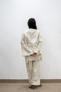 Ensemble de vêtements de détente mi-long en blanc et or avec motif floral, taille naturelle, cardigan kimono brodé et pantalon assorti - Product Image 3