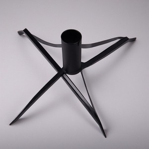 Support décoratif d'arbre de Noël en métal bronze fabriqué à la main avec des détails sculptés offrant stabilité et décoration - Product Image 6